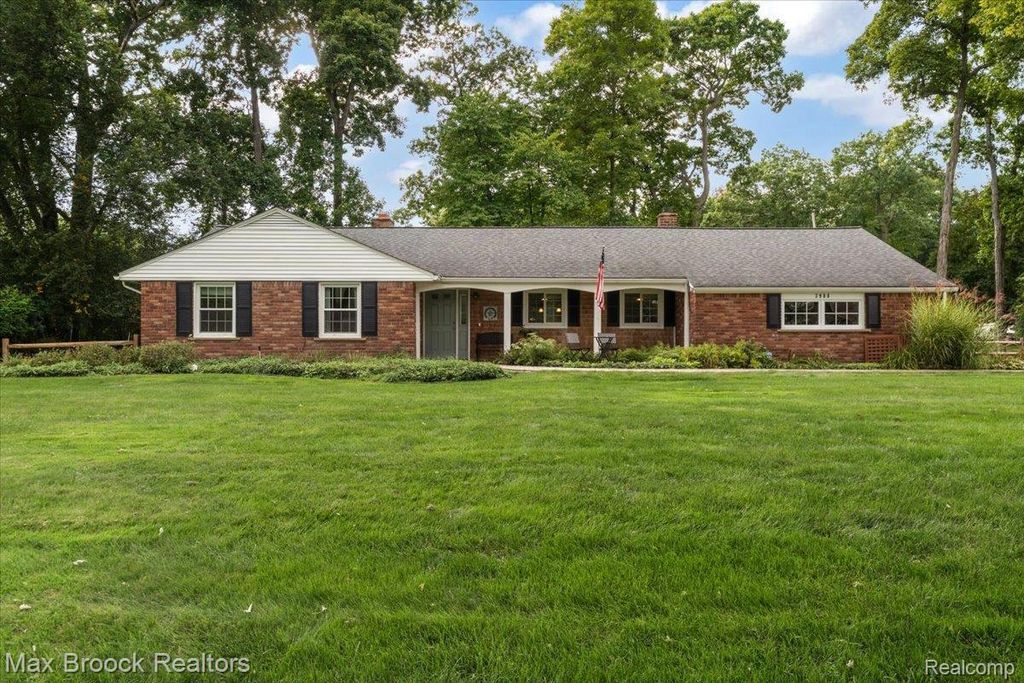 3988 Far Hill Drive, Bloomfield Hills