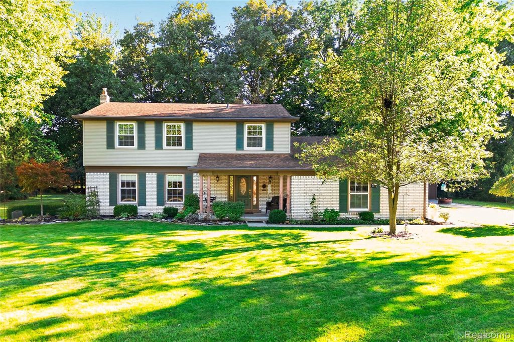 8841 Thorntree Drive, Grosse Ile