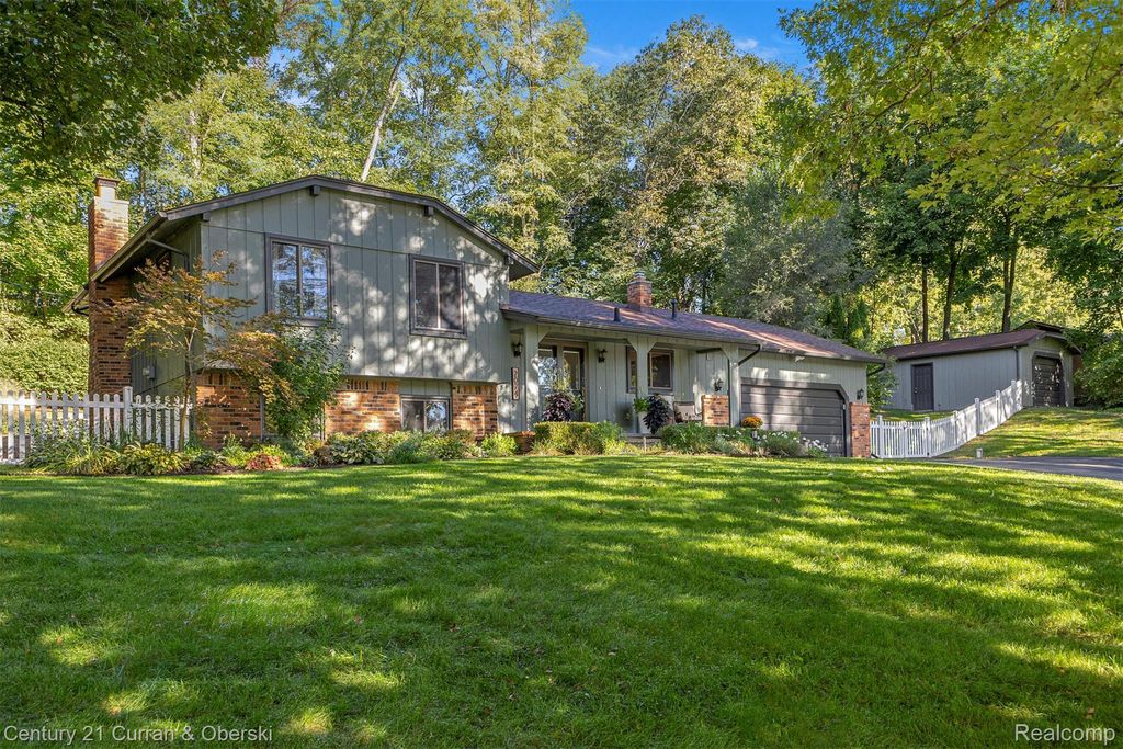 2074 Ridgemont Street, Commerce charter township