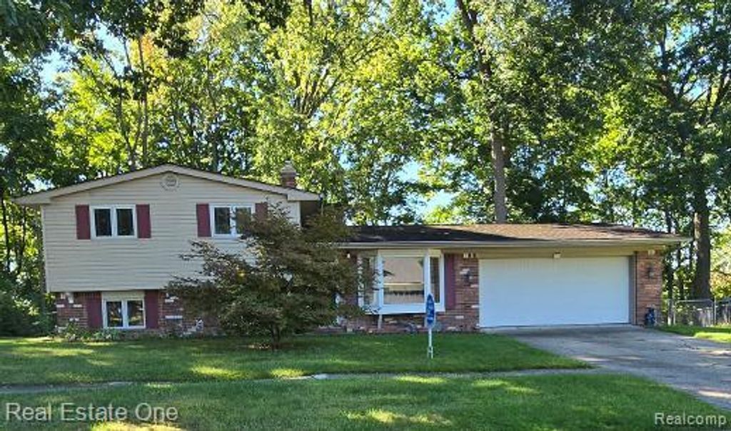 2608 Watonga Drive, Commerce Twp