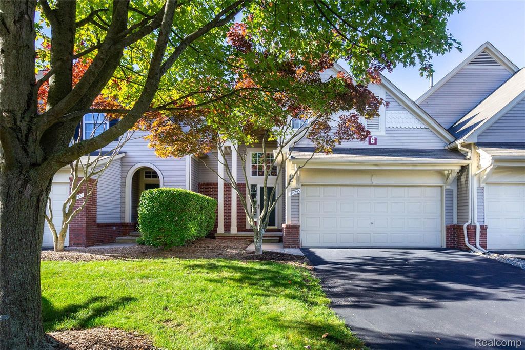 38253 Saratoga Circle, Farmington Hills