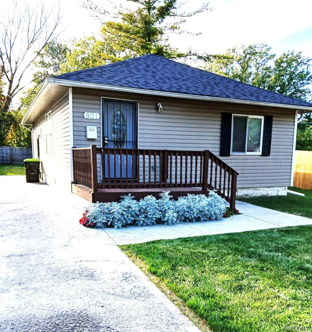801 Cameron Avenue, Pontiac