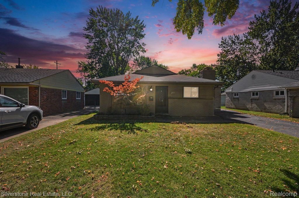255 W Farnum Avenue, Madison Heights