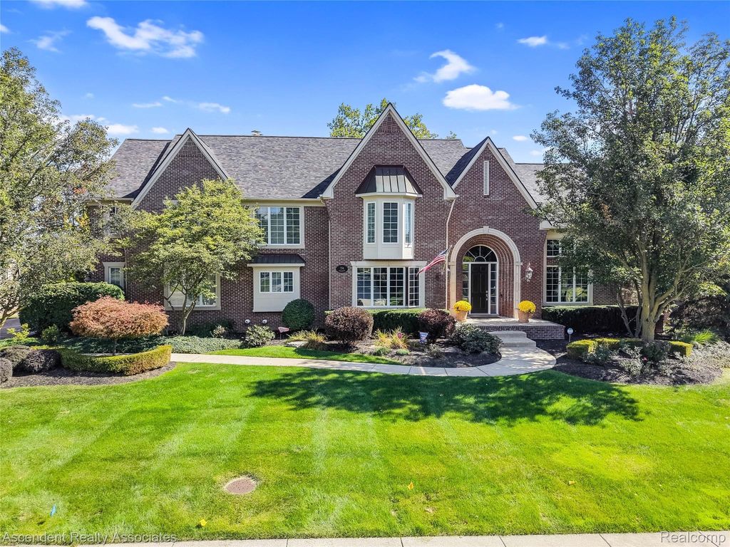 734 Wellington Circle, Rochester Hills