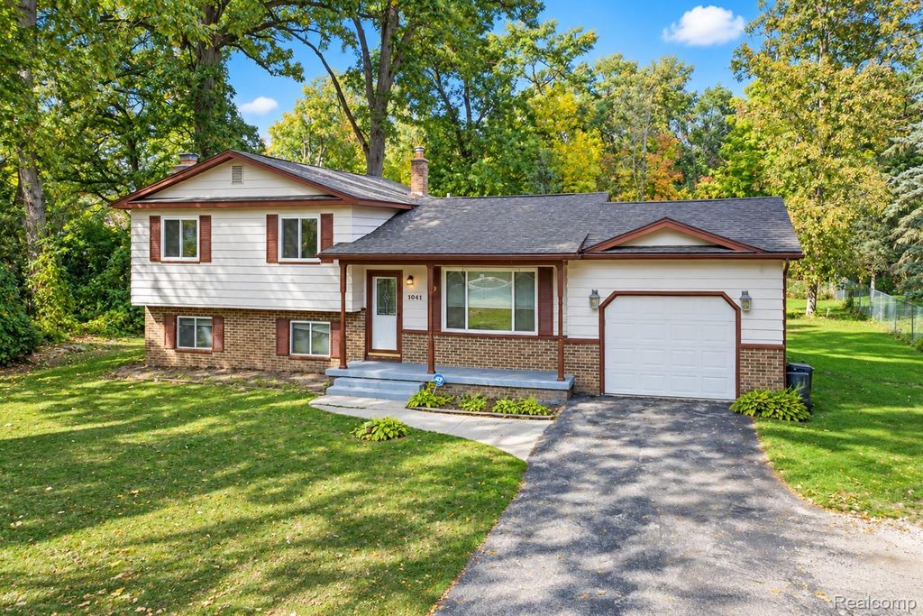 1041 Davenport Drive, Burton