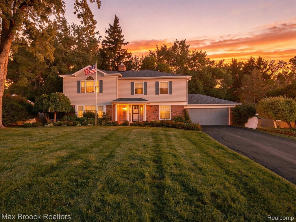 3548 Valleyview Court, West Bloomfield