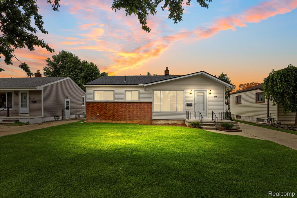 873 Schuman Street, Garden City