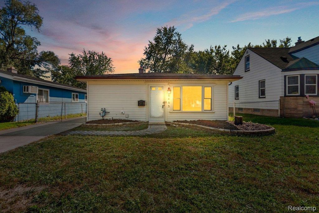 25455 Hanover Street, Dearborn Heights