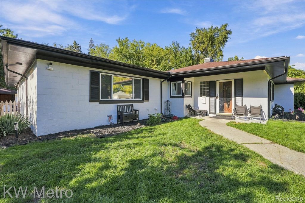 19156 Old Homestead Drive, Harper Woods