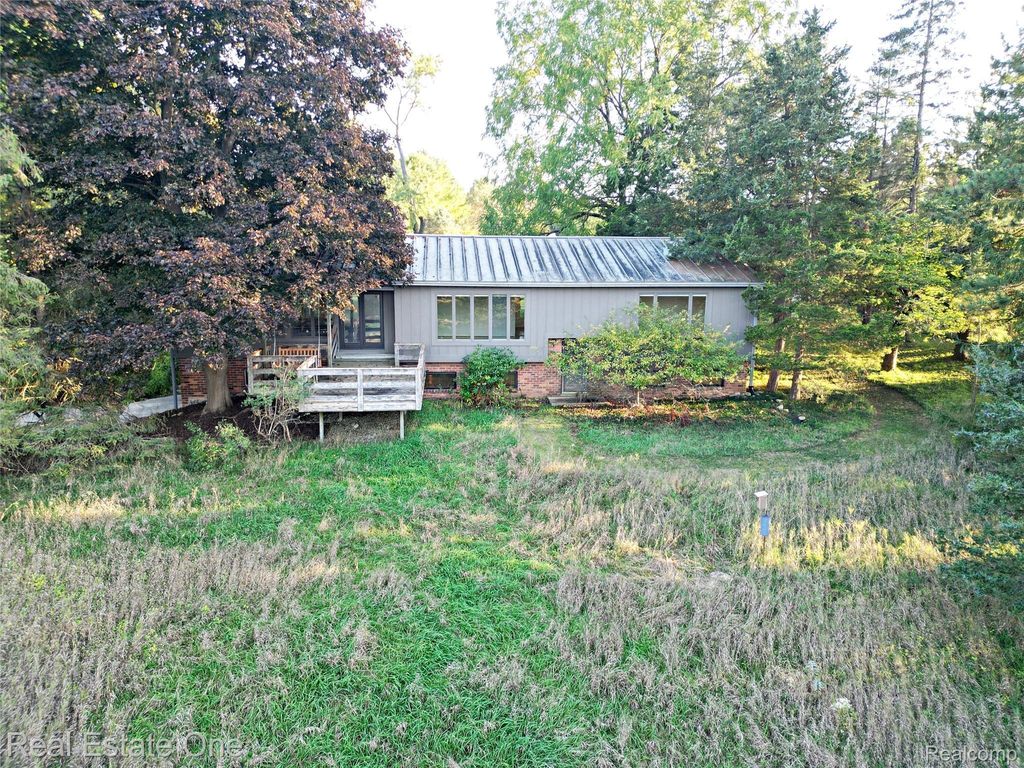 895 Rowe Road, Milford charter township