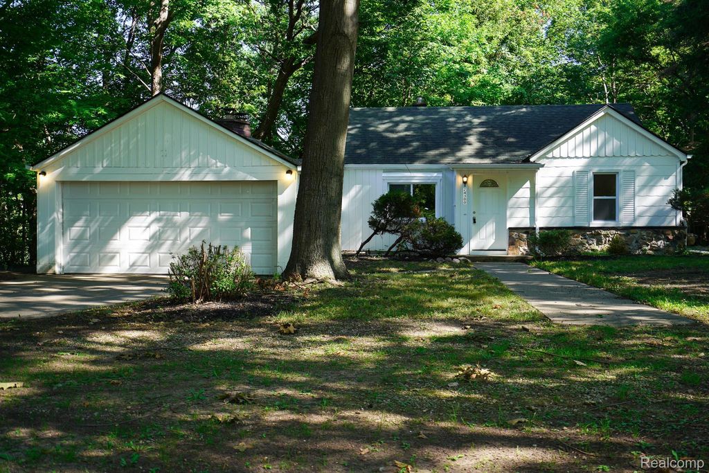 24300 Simmons Avenue, Southfield