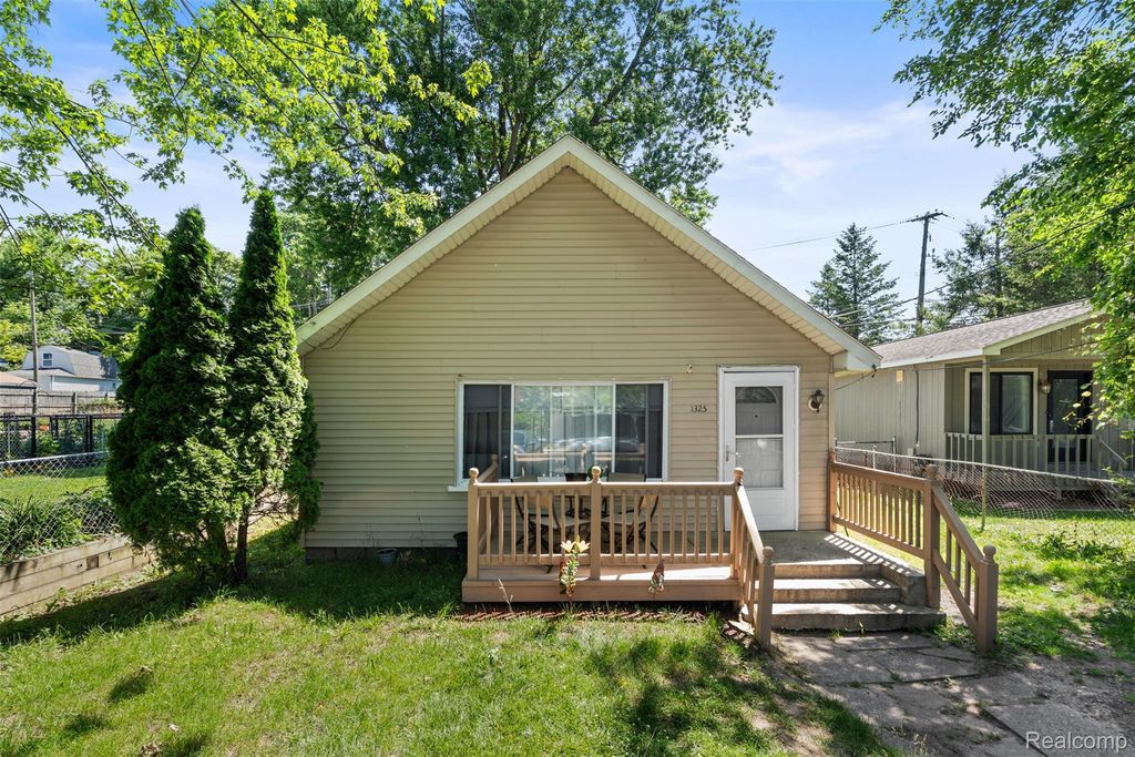 1325 E Lake Drive, Novi