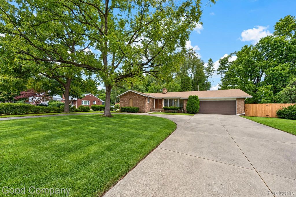 200 W 13 Mile Road, Royal Oak