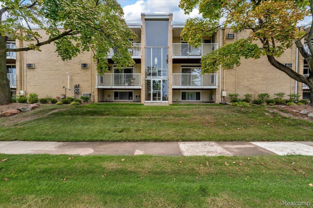 4909 N Crooks Road D-1, Royal Oak
