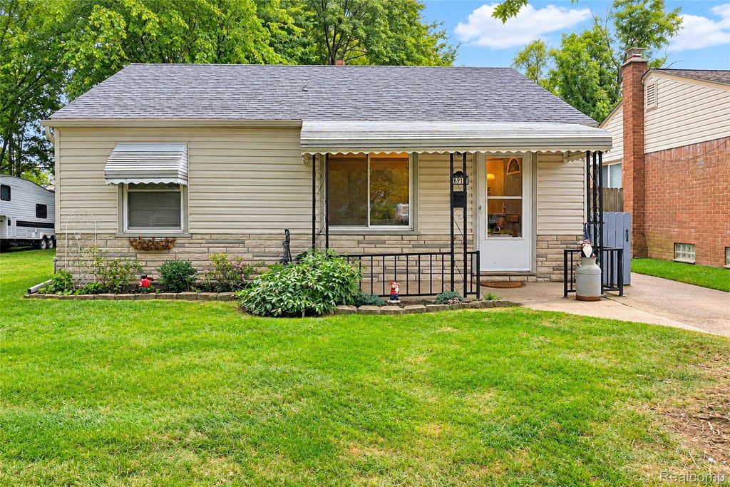 5910 Harrison Street, Garden City