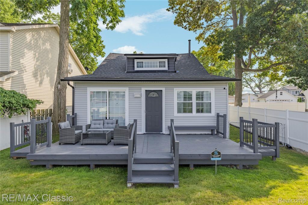 8665 Cooley Lake Road, Commerce Twp