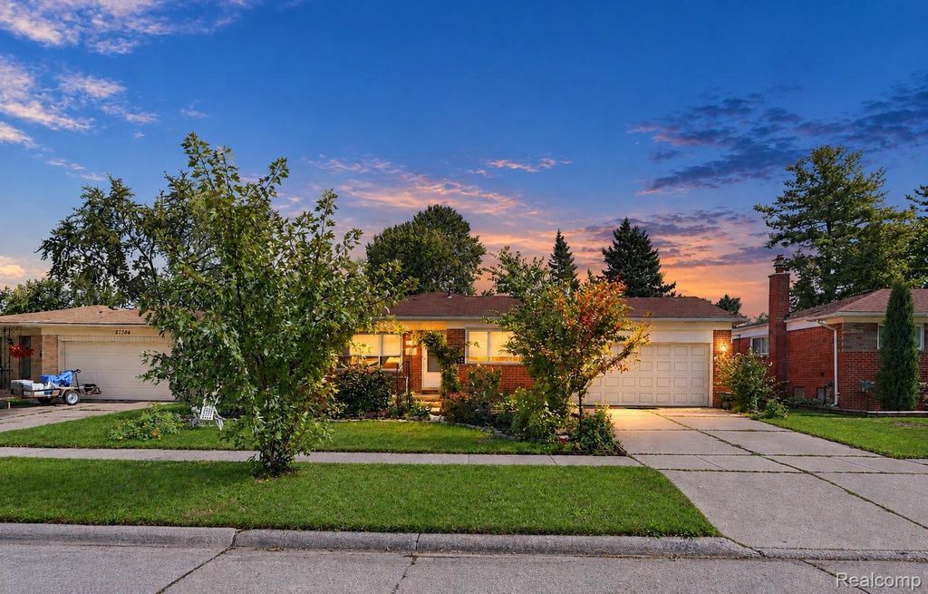 27262 Thomas Avenue, Warren