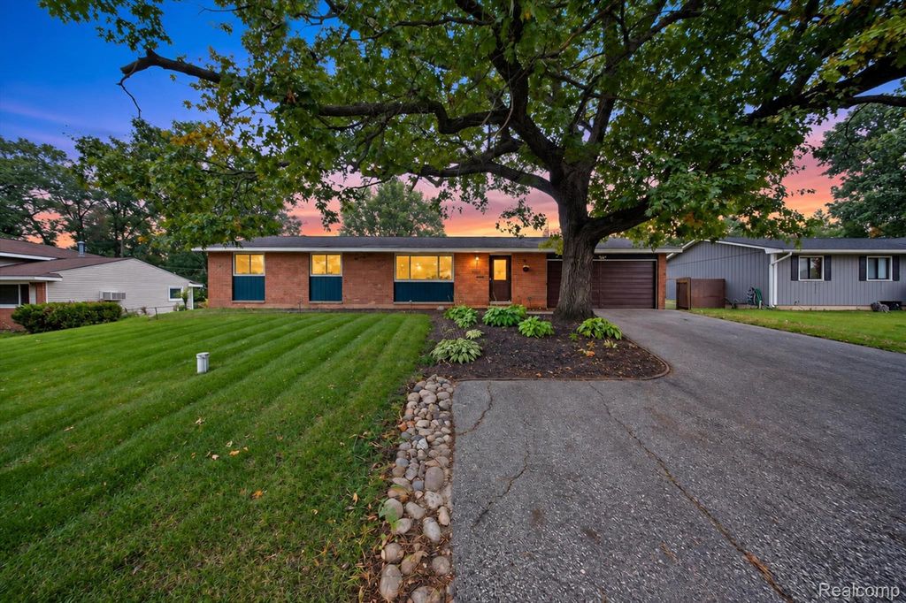 3376 S Commerce Road, Commerce charter township