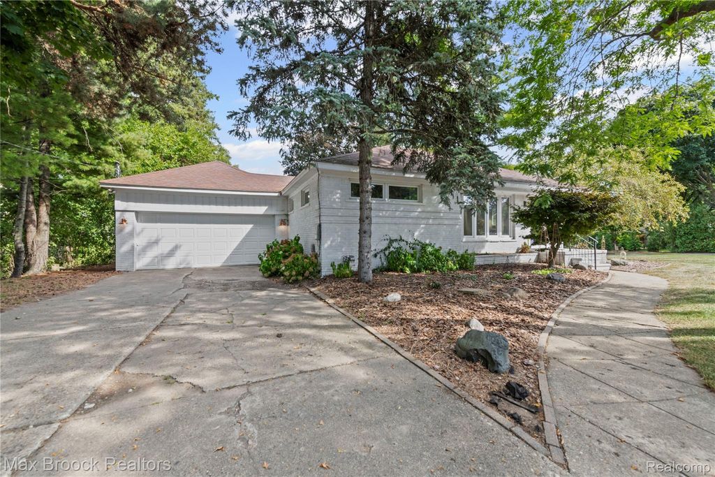 2665 Middlebelt Road, West Bloomfield