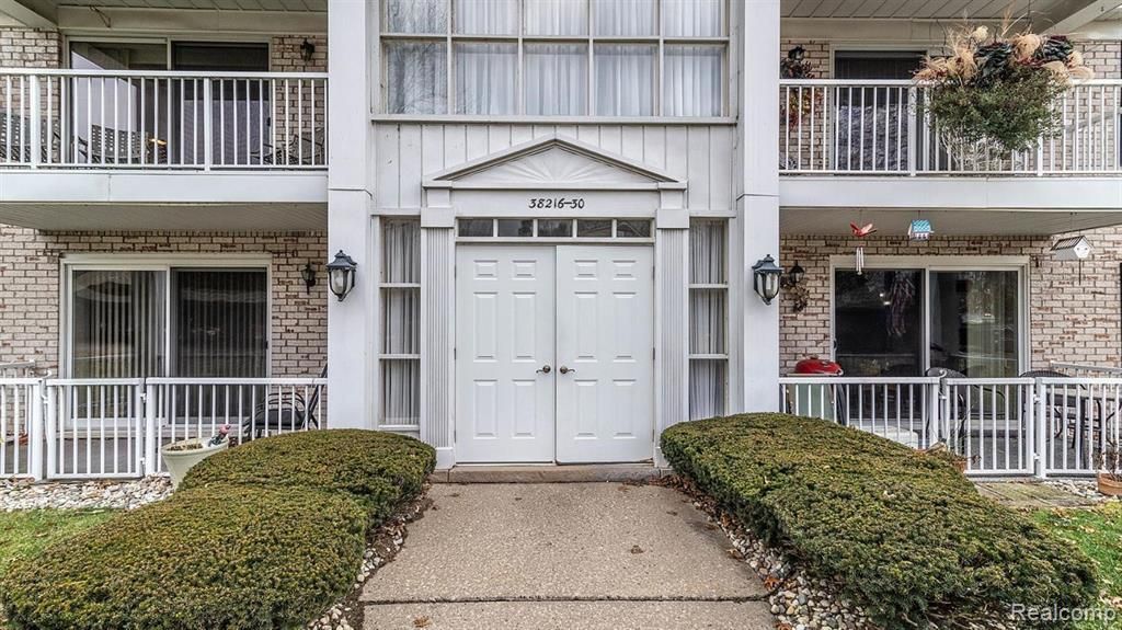 38226 Ann Arbor Trail 17, Livonia