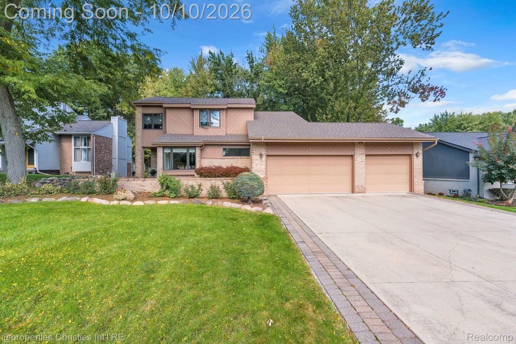 7566 Ashburton Court, West Bloomfield