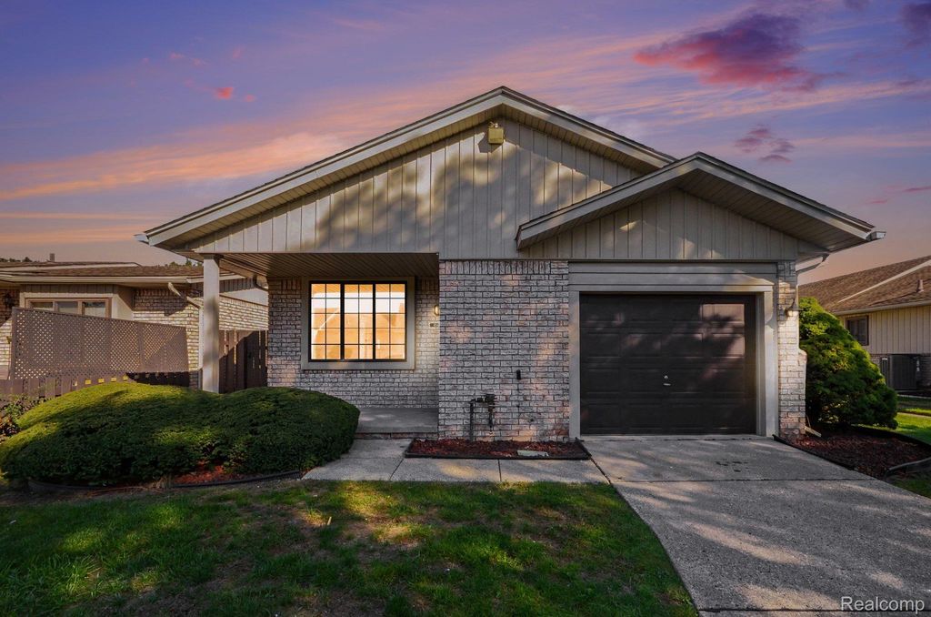 13811 Brockington Drive, Warren