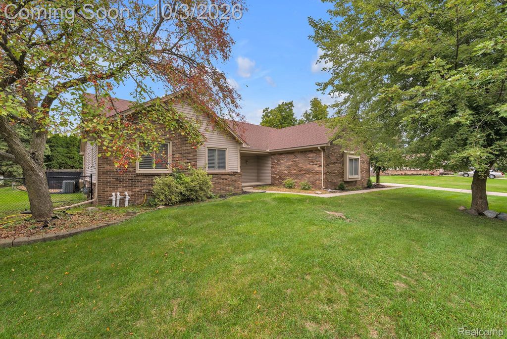 19157 Hillcrest Street, Livonia