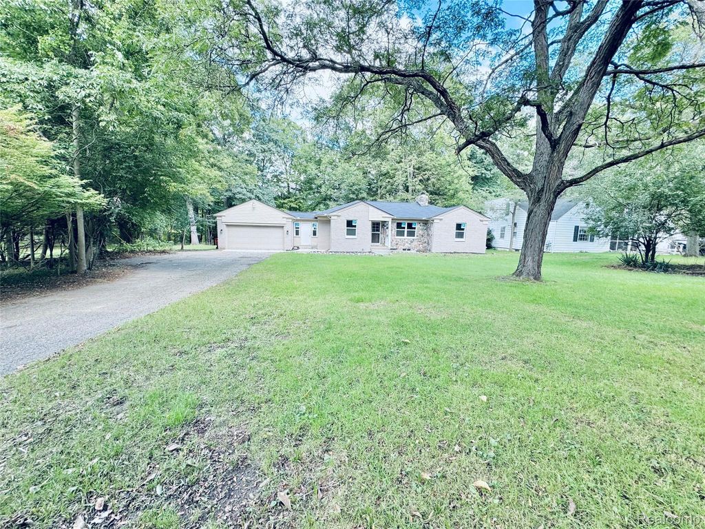 25400 Larkins Street, Southfield