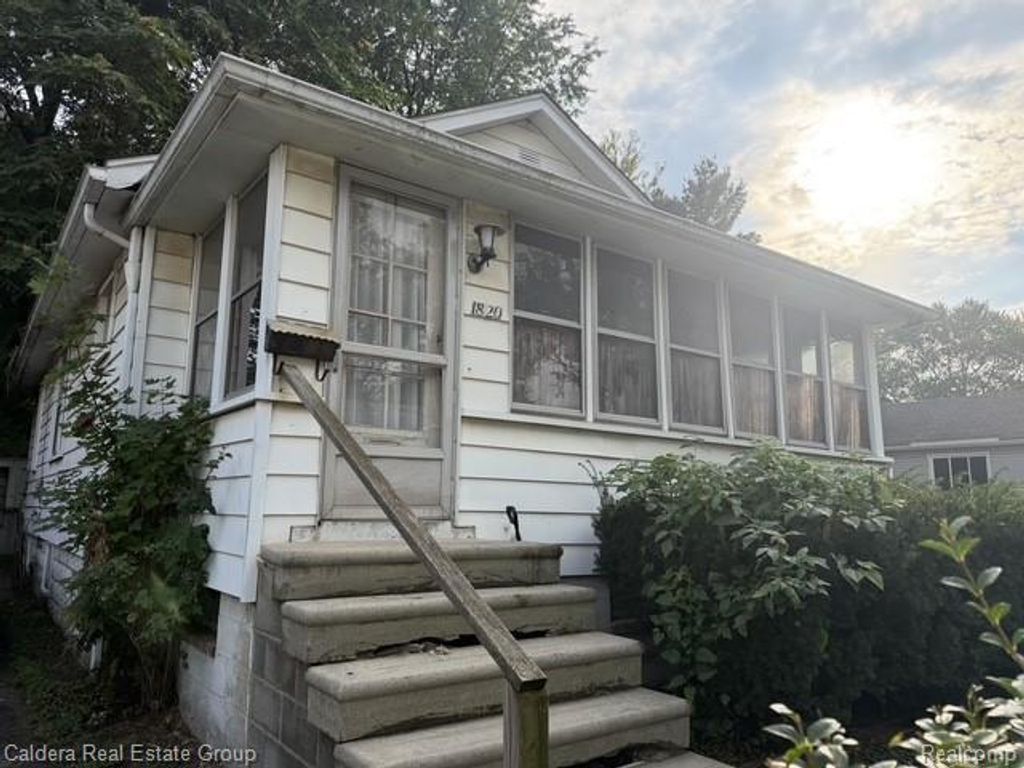 1820 E Jarvis Avenue, Hazel Park