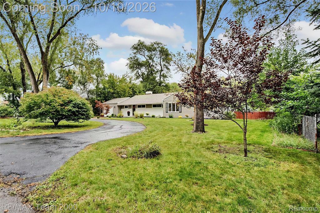 1611 Weymouth Street, West Bloomfield