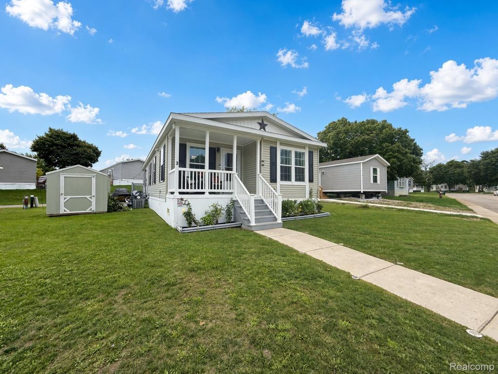 3 Parakeet Hill Dr., Lake Orion