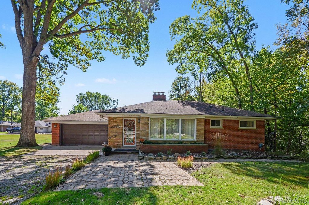 21695 Rougewood Drive, Southfield