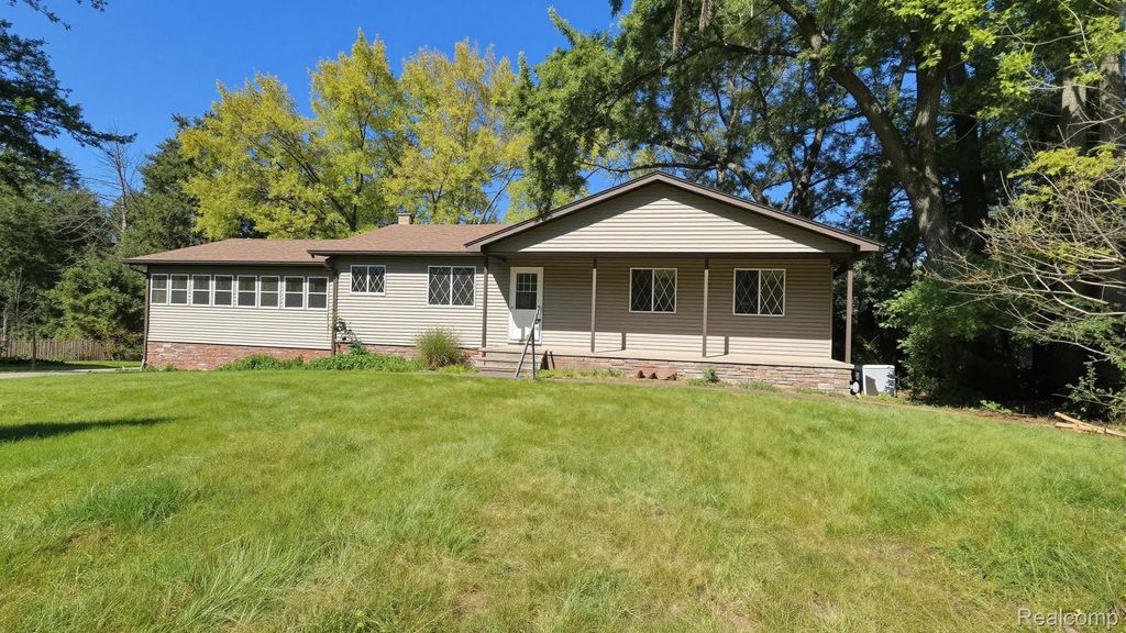 10026 Stinchfield Woods Road, Pinckney