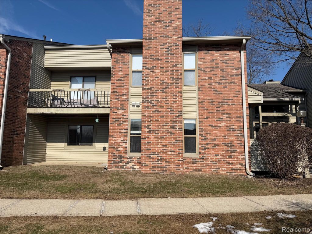 22140 Indian Creek Drive, Farmington Hills
