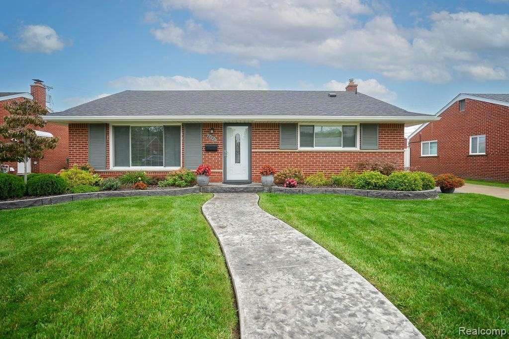 6542 Sunset Street, Garden City