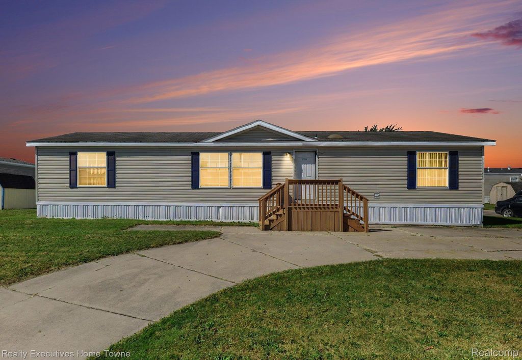 9893 Eastwinds Drive, Fair Haven