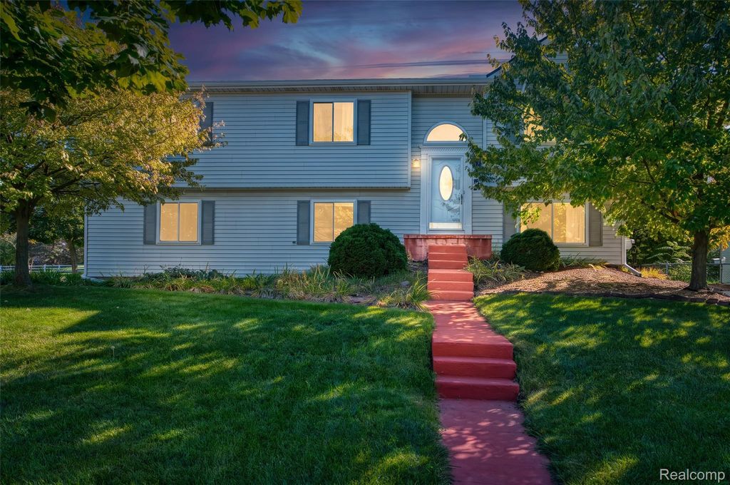 788 Stoney Drive, South Lyon