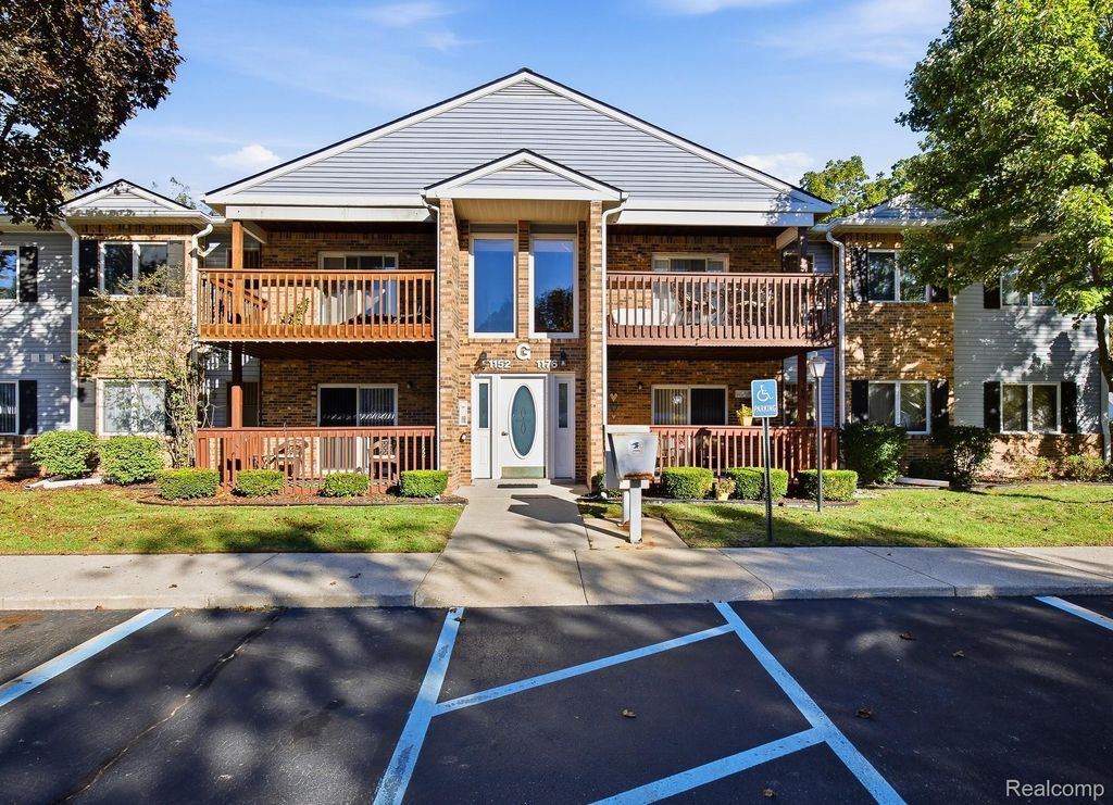 1176 Shoemaker Drive 39, Westland