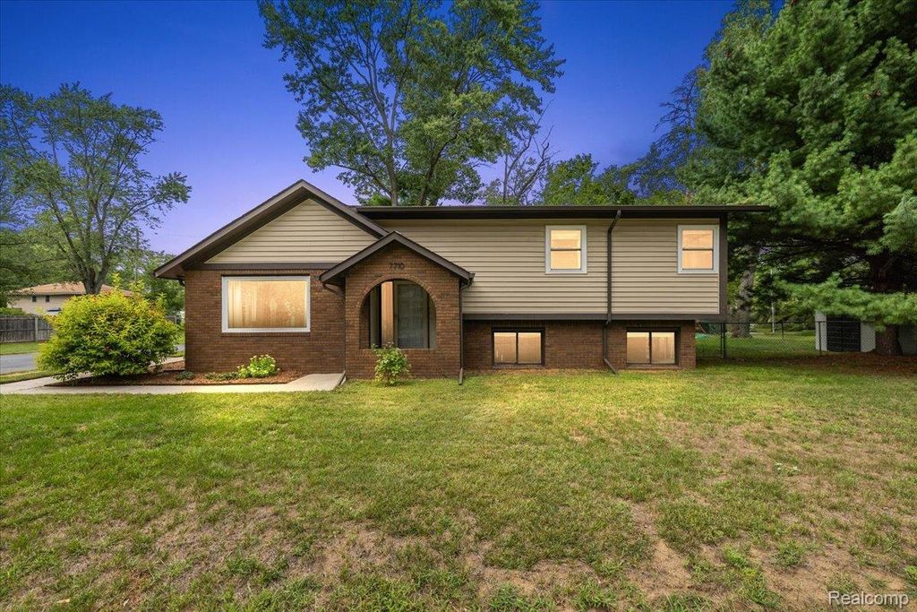 7710 Richardson Road, West Bloomfield