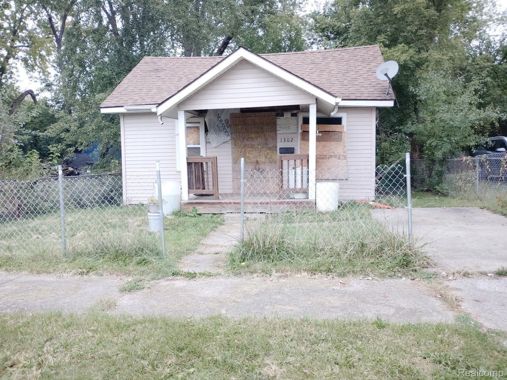 1302 Huron Street, Flint