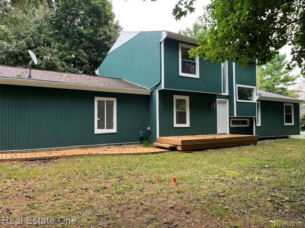 2820 S Commerce Road, Commerce charter township