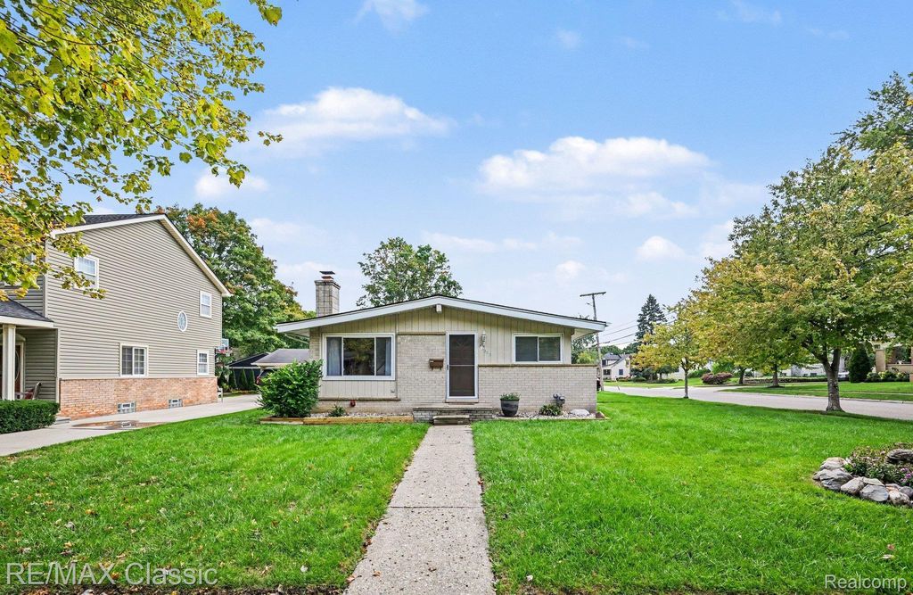 43798 Dorisa Court, Northville