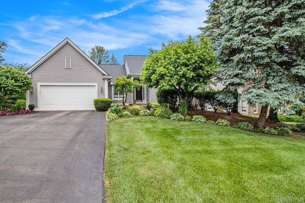 16040 Silverwood Drive, Fenton charter township