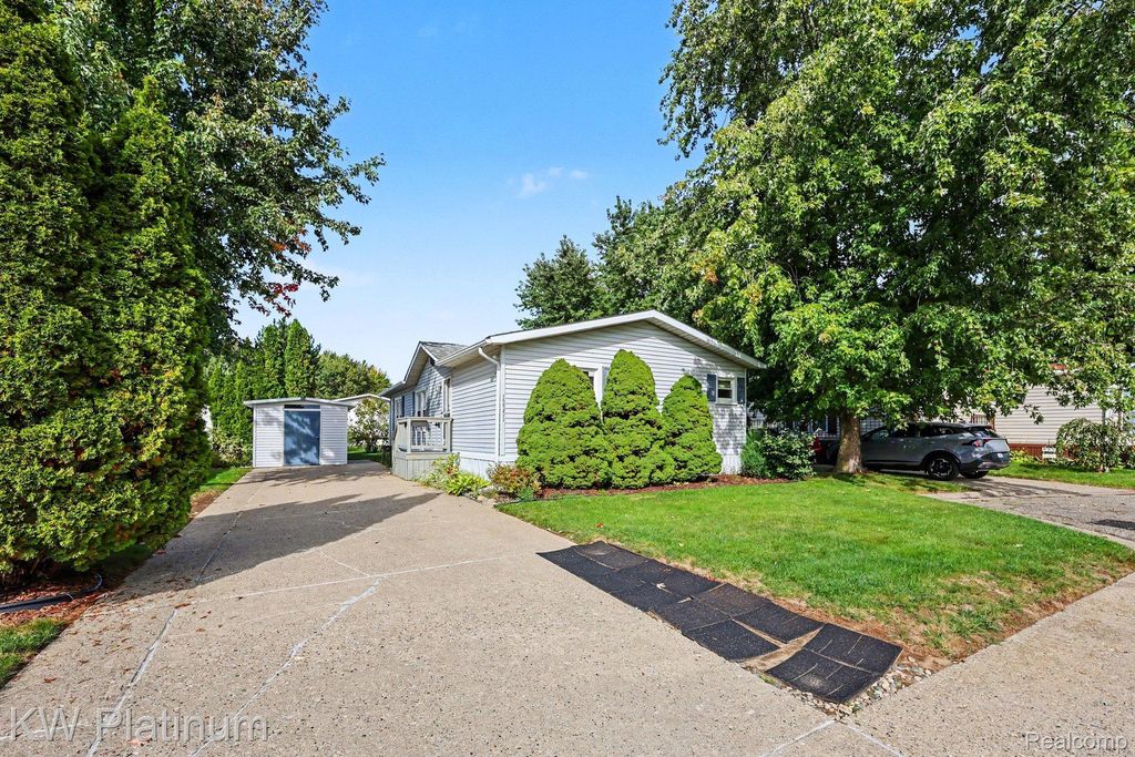12371 Quail Ct Court, Shelby Twp