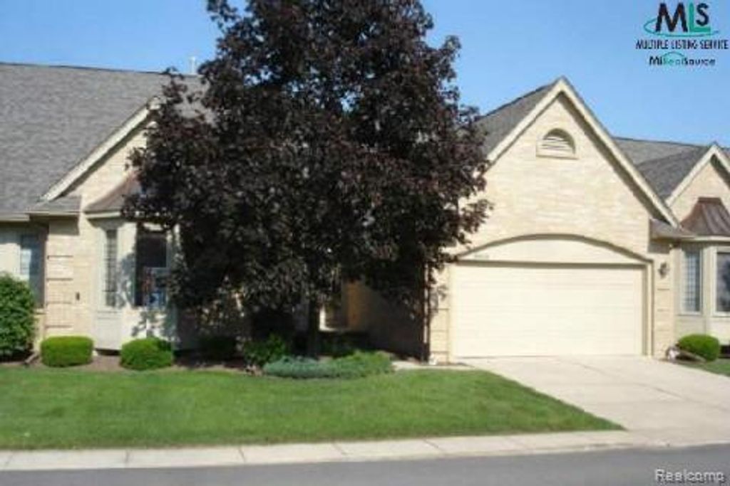 54516 Cambridge, Shelby Twp