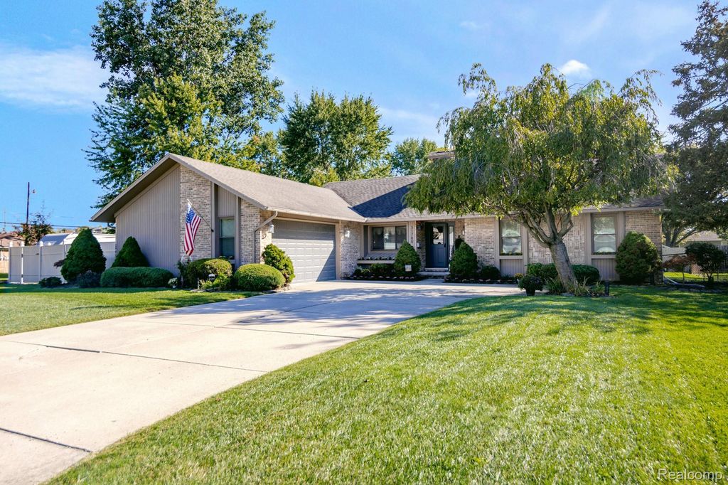 31780 Schoolcraft, Fraser