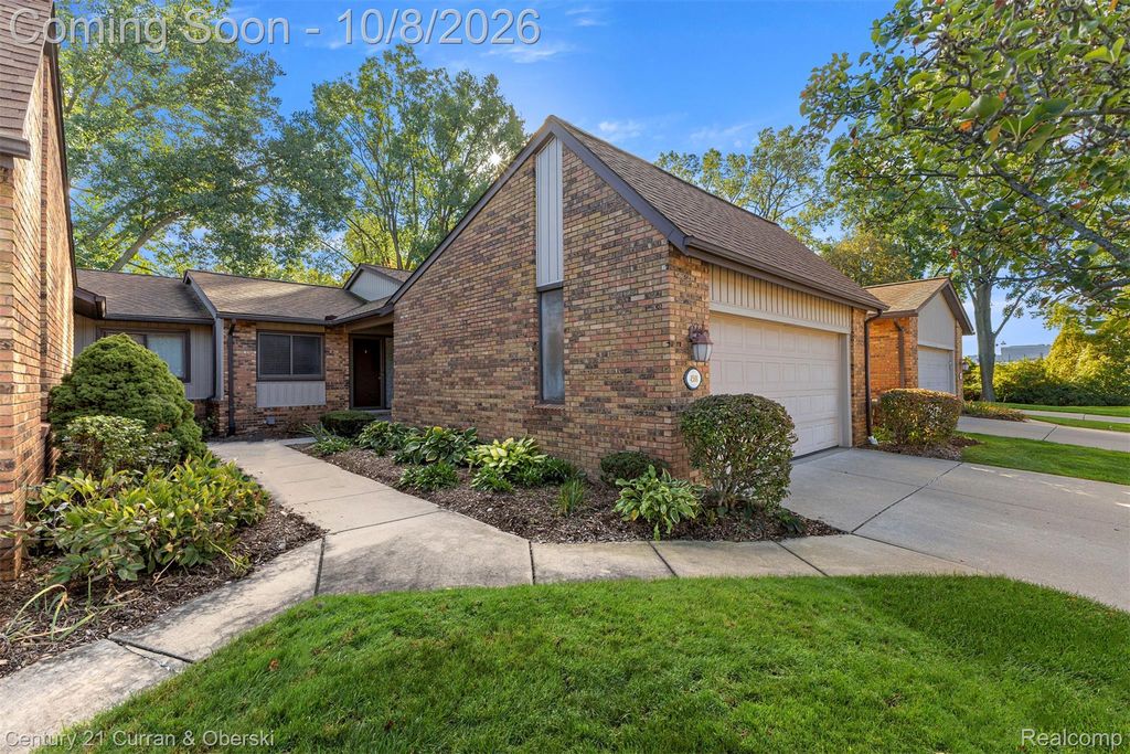 4588 Laurel Club Circle, West Bloomfield