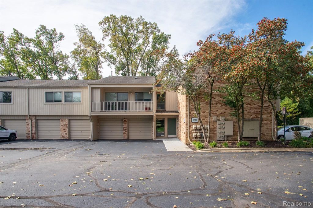 3925 Lone Pine Road 100, West Bloomfield