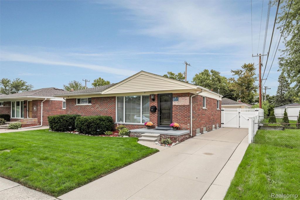 220 N Chocolay Avenue, Clawson