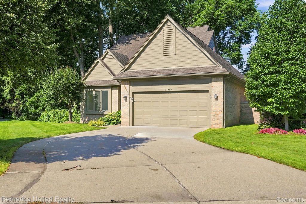 24597 Edgewood Drive, Novi
